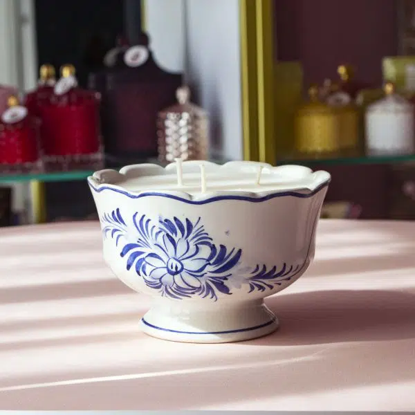 Lumânare parfumată handmade din ceară de soia în suport reciclat cu floare albastră