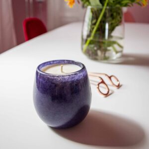 Lumânare parfumată handmade naturală în pahar din sticlă reciclată violet
