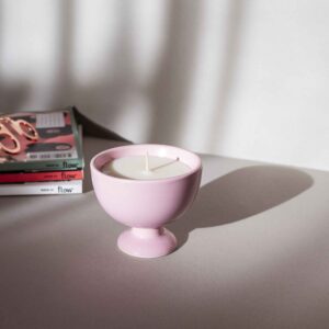 Lumânare parfumată cu Bujori și lemn de agar în cupă roz