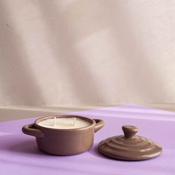 Lumânare parfumată din ceară de soia handmade în oală ceramică