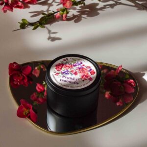 Lumânare parfumată din ceară de soia în cutie metalică neagră, numai bună de luat în călătorie, pentru a captura emoțiile vacanței într-un parfum. Prună și trandafir și alte arome te așteaptă pentru a le simți.