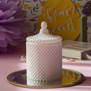 Lumânare parfumată din ceară de soia handmade în bombonieră alb mat cu capac din sticlă. Recipient elegant, borcan din sticlă premium