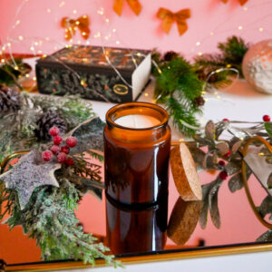 Lumânare parfumată din ceară de soia cu arome de crăciun în borcan apothecary brun cu arome de iarnă pentru extra cozyness