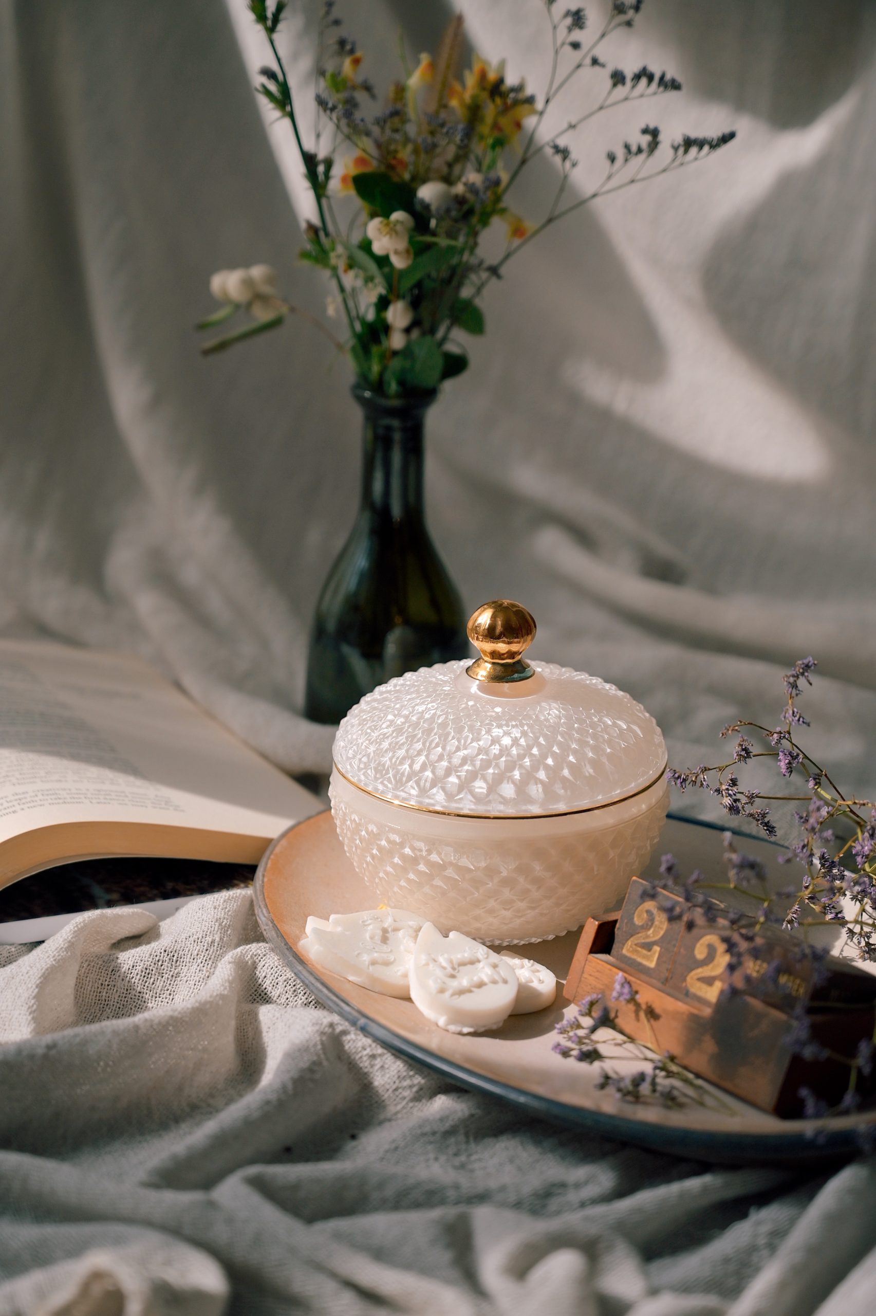 Lumânare parfumată în bombonieră Elegance alb royal - imagine 2