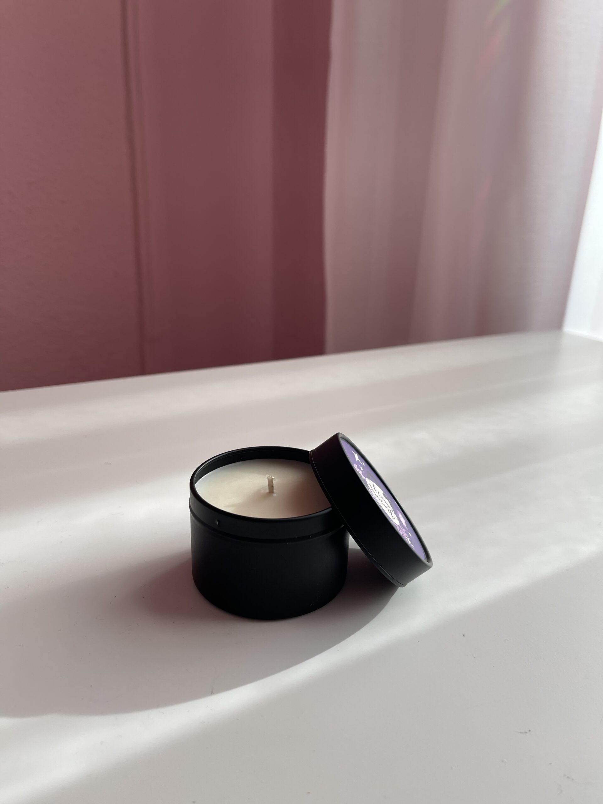 Lumânare parfumată din Colecția cutie de călătorie rezistentă neagră 100g - imagine 7