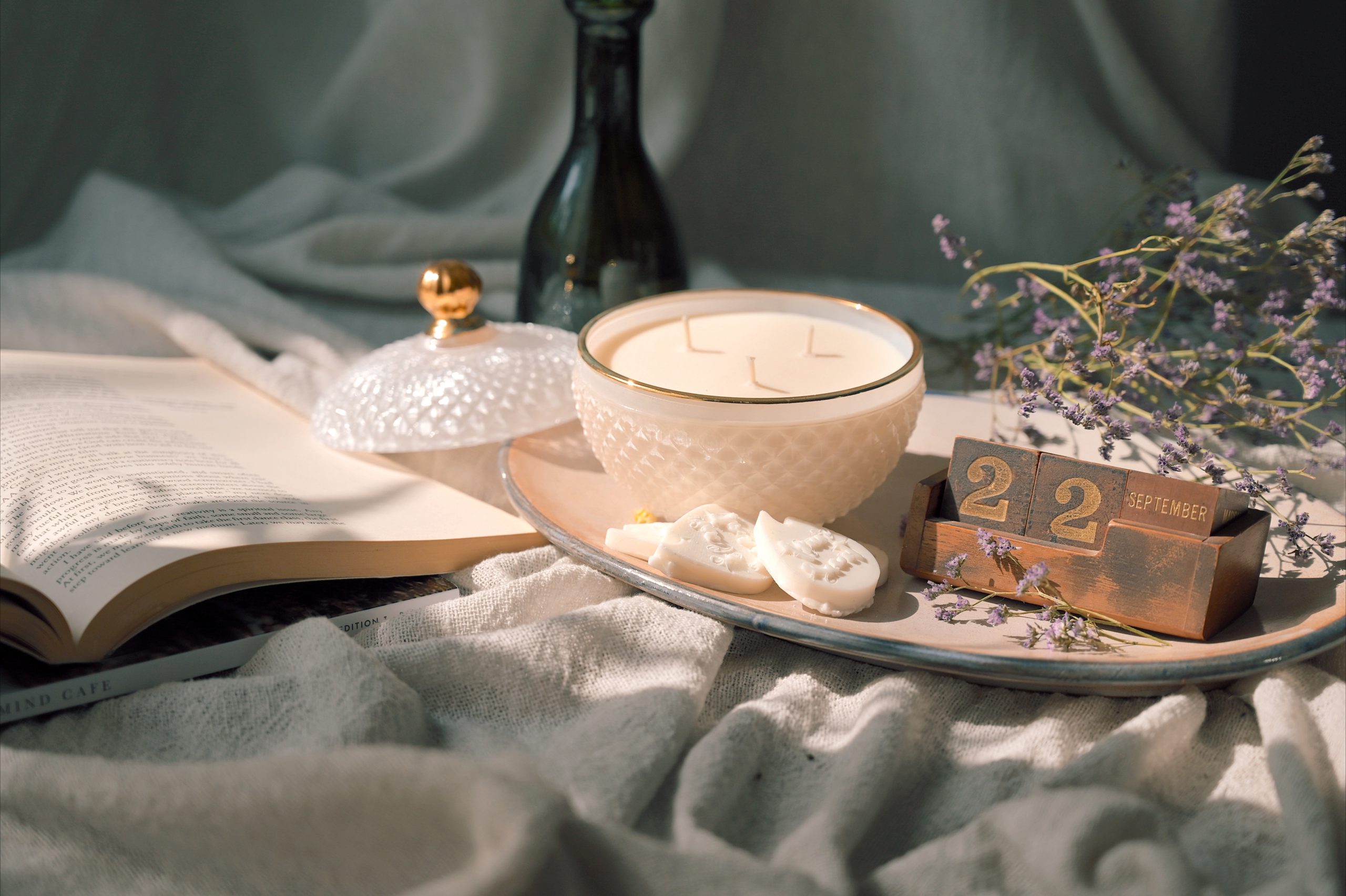 Lumânare parfumată în bombonieră Elegance alb royal - imagine 3