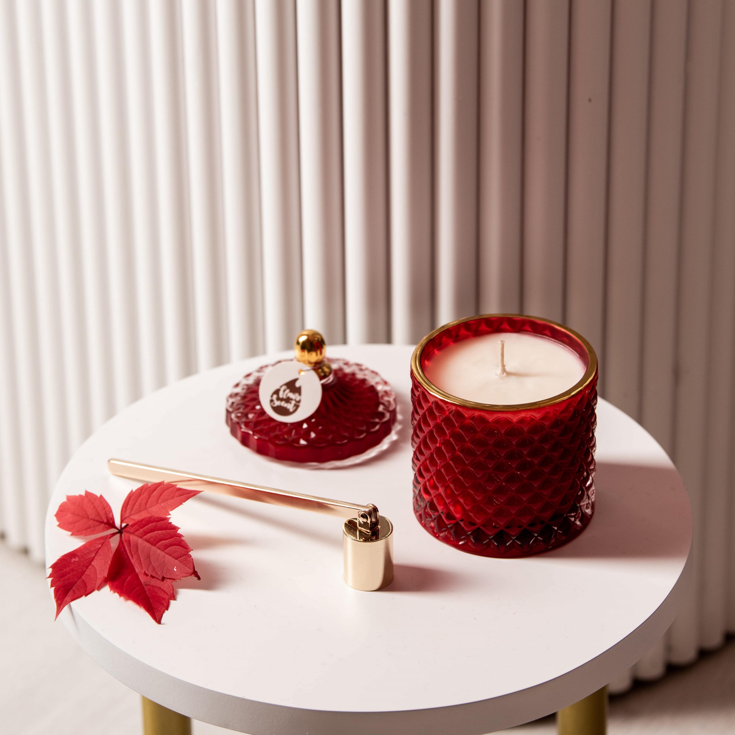 Lumânare parfumată cu Bucurie de iarnă în bombonieră Boem Roșu Royal - imagine 3