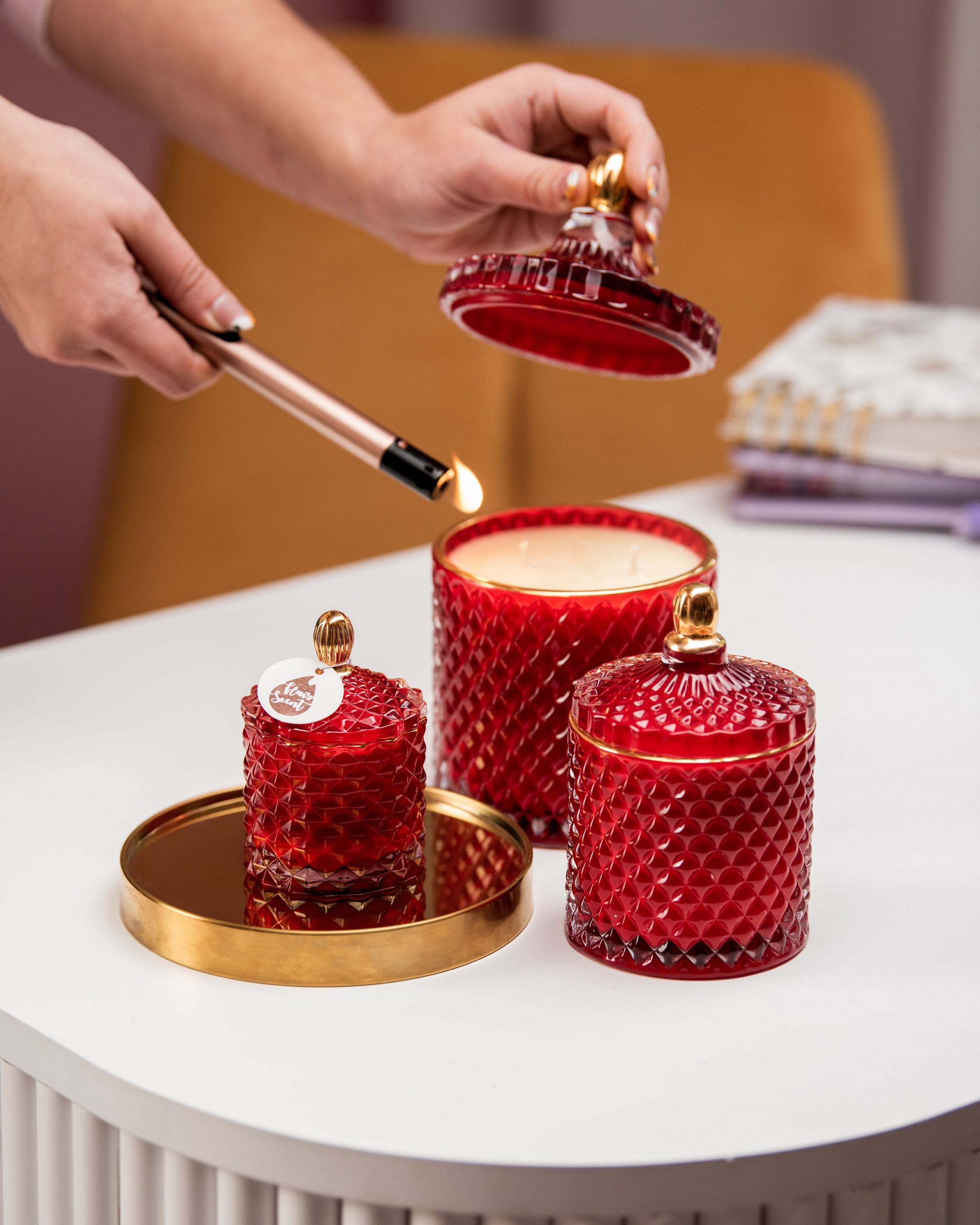 Lumânare parfumată cu Bucurie de iarnă în bombonieră Boem Roșu Royal - imagine 4