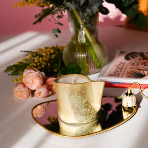 Lumânare parfumată cu Tutum în cană ceramică asimetrică