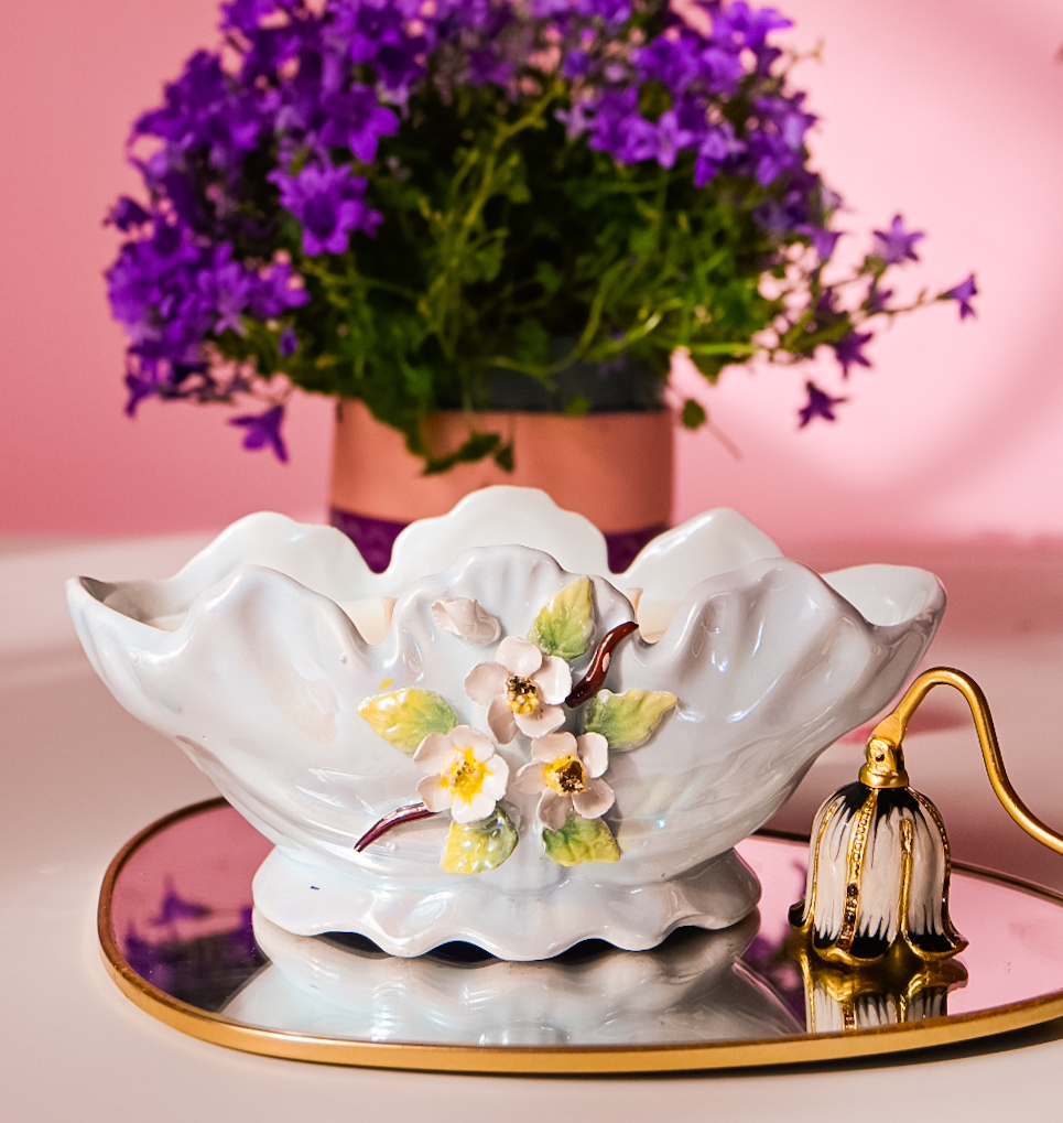 Lumânare parfumată cu Flori de Liliac în vas bibelou cu flori de cireș - imagine 2