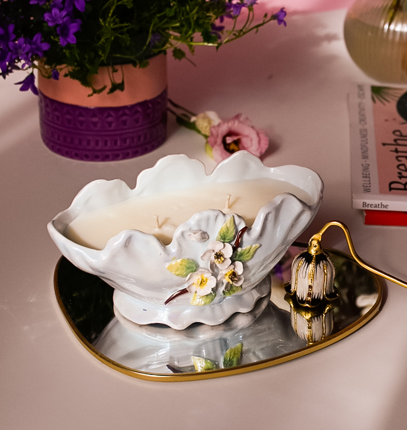 Lumânare parfumată cu Flori de Liliac în vas bibelou cu flori de cireș - imagine 3