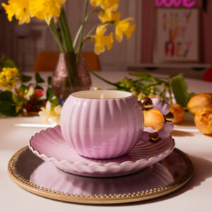 Lumânare parfumată cu Elixir de Ambră în ceașcă lila pastel Fancy