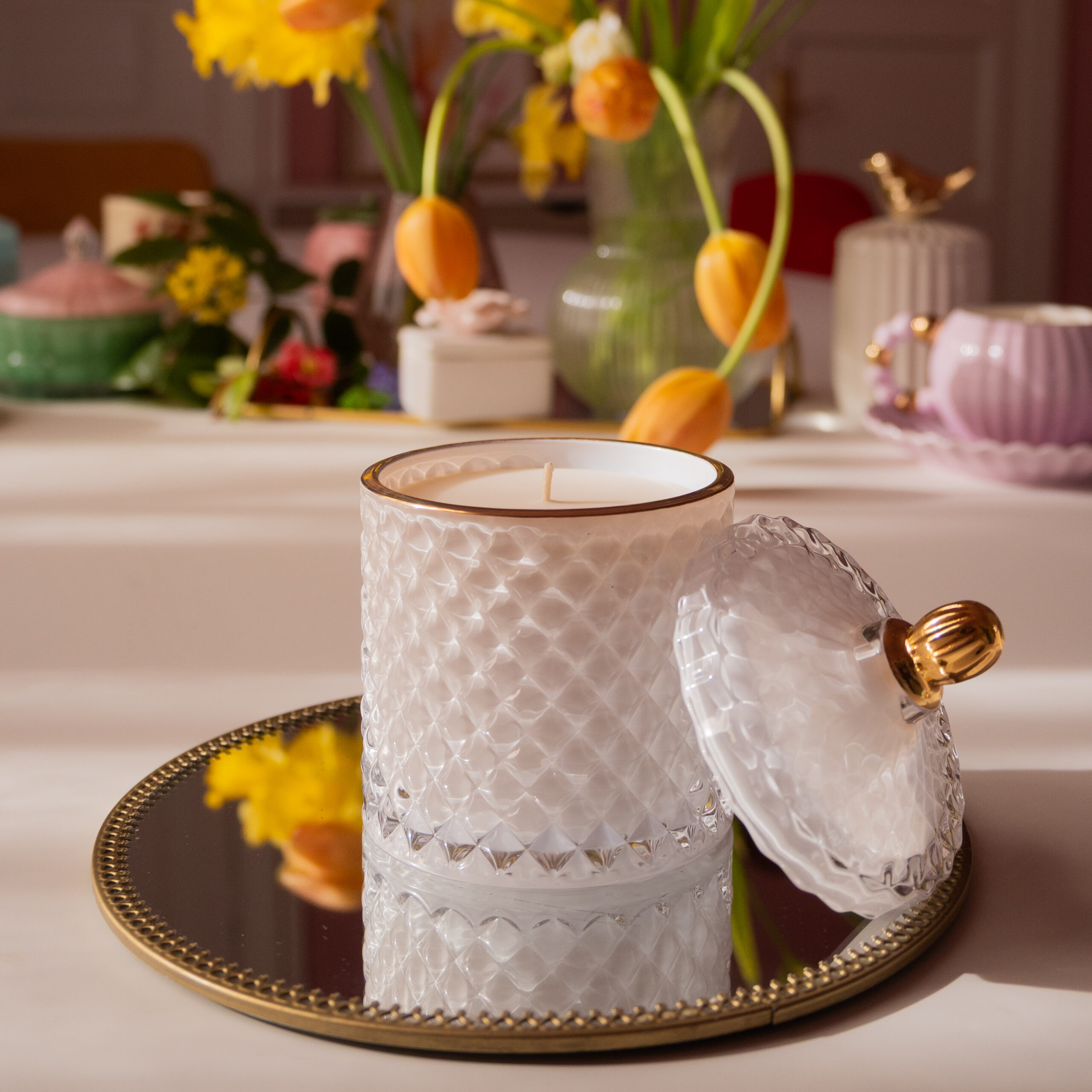 Lumânare parfumată în bombonieră Boem Alb Royal Auriu cu arome de iarnă - imagine 2