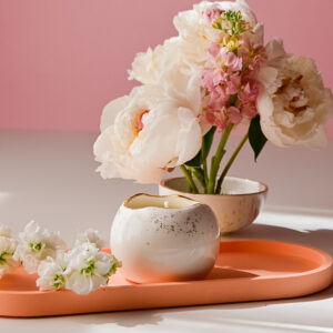 Lumânare parfumată în vas ceramic rotund cu detalii aurii