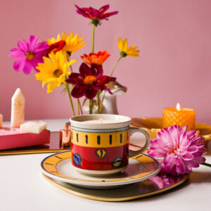 Lumânare parfumată cu Espresso în cană colorată cu farfurie