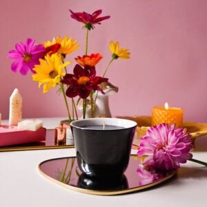 Lumânare parfumată cu Mure și piper negru în ceașcă neagră