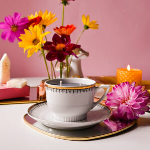 Lumânare parfumată cu Mure și piper negru în ceașcă cu detalii negre/aurii