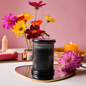 Lumânare parfumată cu Mure și piper negru în vas din sticlă cenușie