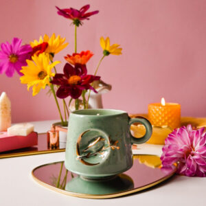 Lumânare parfumată cu Cedru și iasomie în cană ceramică turcoaz cu auriu