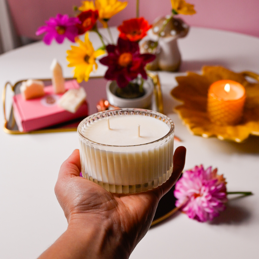 Lumânare parfumată în cupcake din sticlă transparentă cu striații - imagine 4