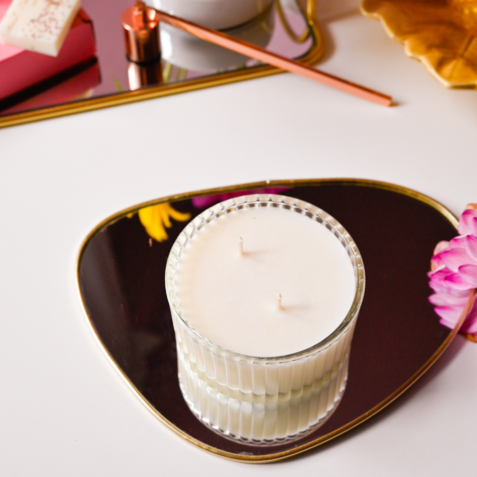 Lumânare parfumată în cupcake din sticlă transparentă cu striații - imagine 3