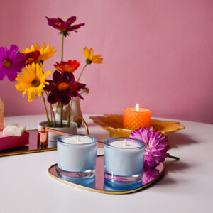 Set cu 2 lumânări parfumate cu Escapadă în Paradis în vase de sticlă bleu