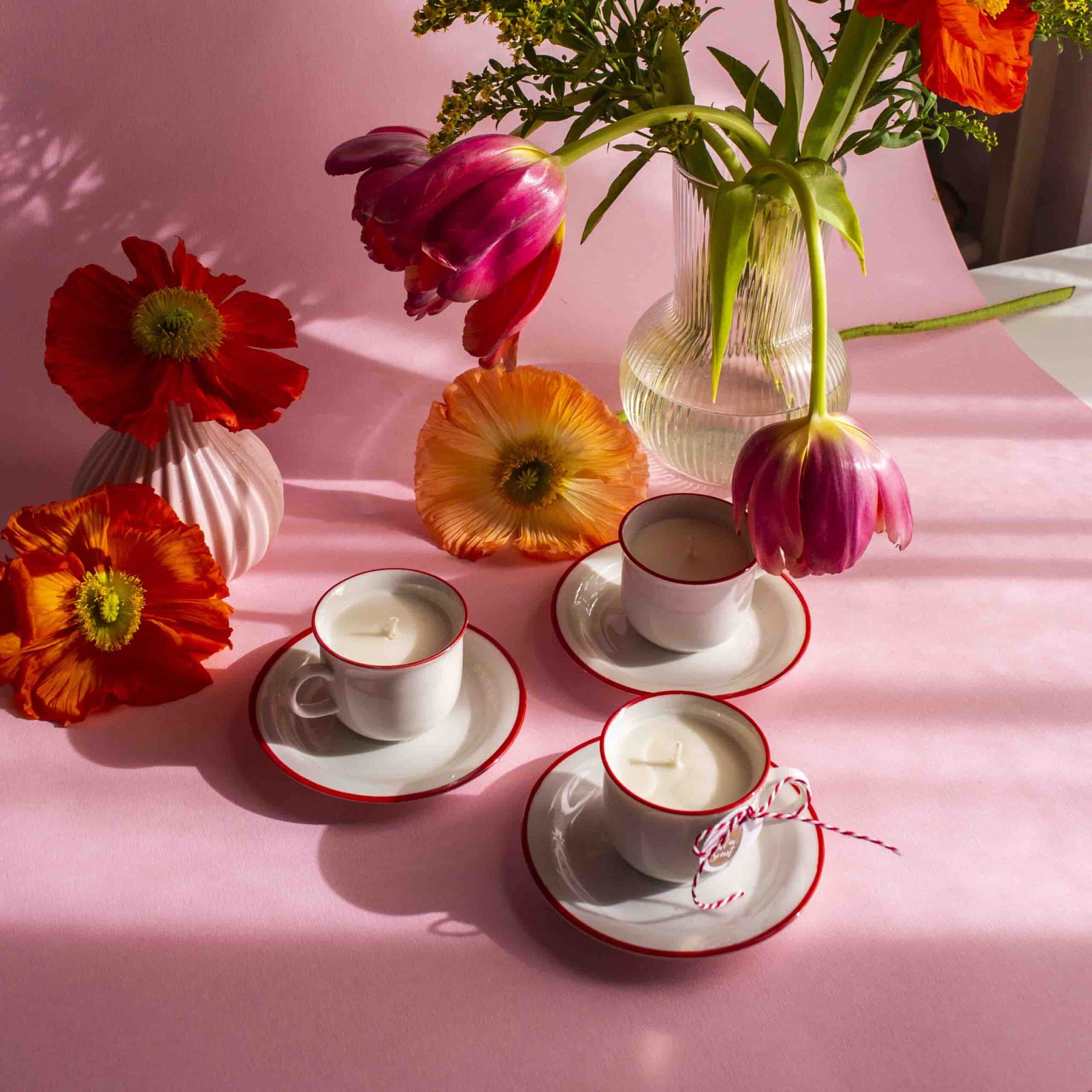 Lumânare parfumată în ceșcuță cu margine roșie - imagine 4