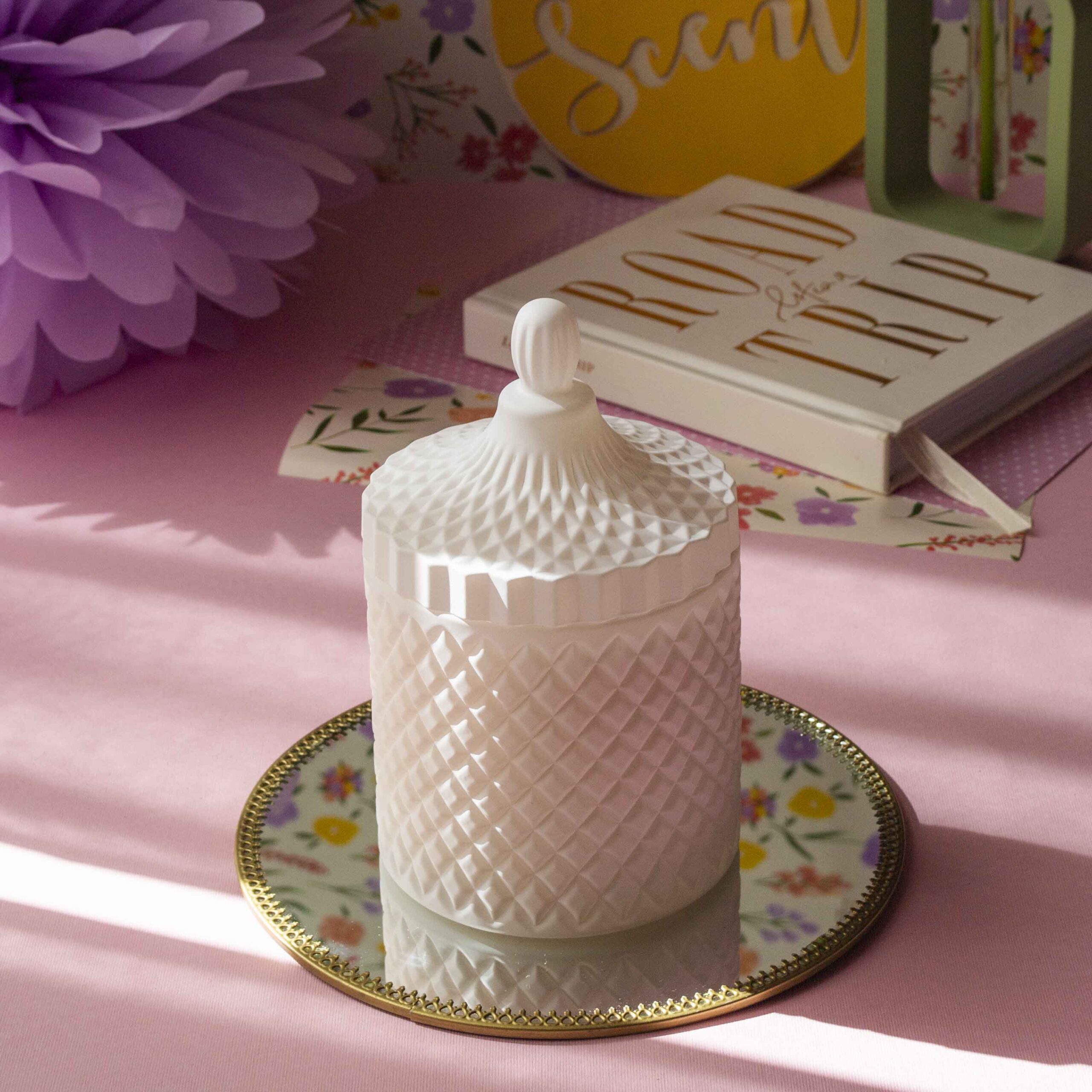 Lumânare parfumată în bombonieră Boem XL alb mat - imagine 3