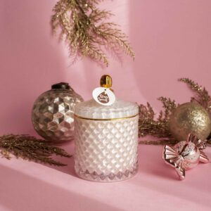 Lumânare parfumată în bombonieră Boem Alb Royal Auriu cu arome de iarnă