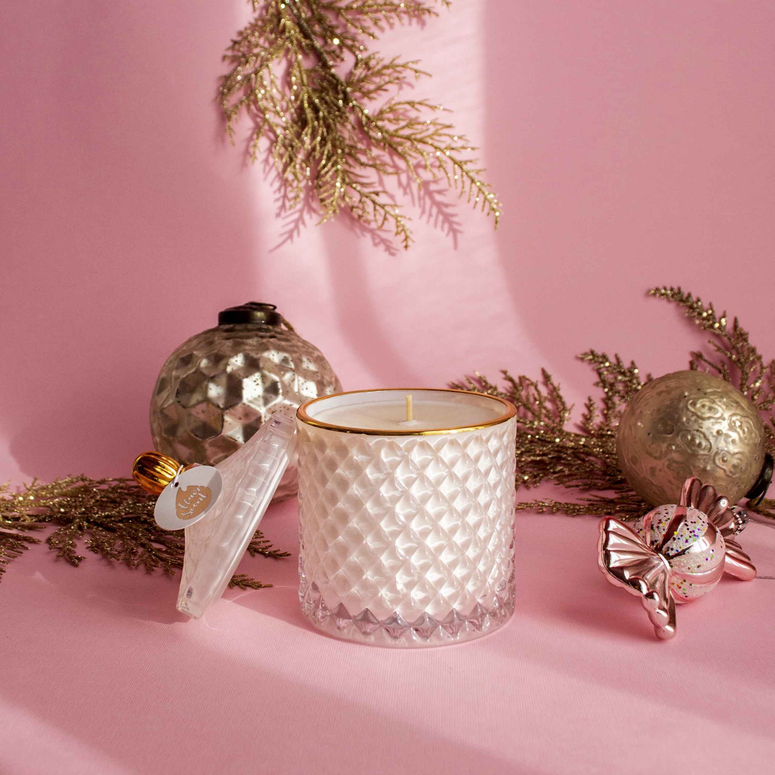 Lumânare parfumată în bombonieră Boem Alb Royal Auriu cu arome de iarnă - imagine 3