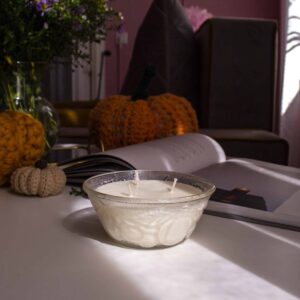 Lumânare parfumată cu Prună și rubarbă în vas din sticlă în relief cu Trufandale