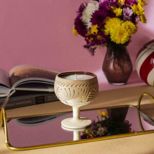 Lumânare parfumată în cupă ceramică cu interior colorat