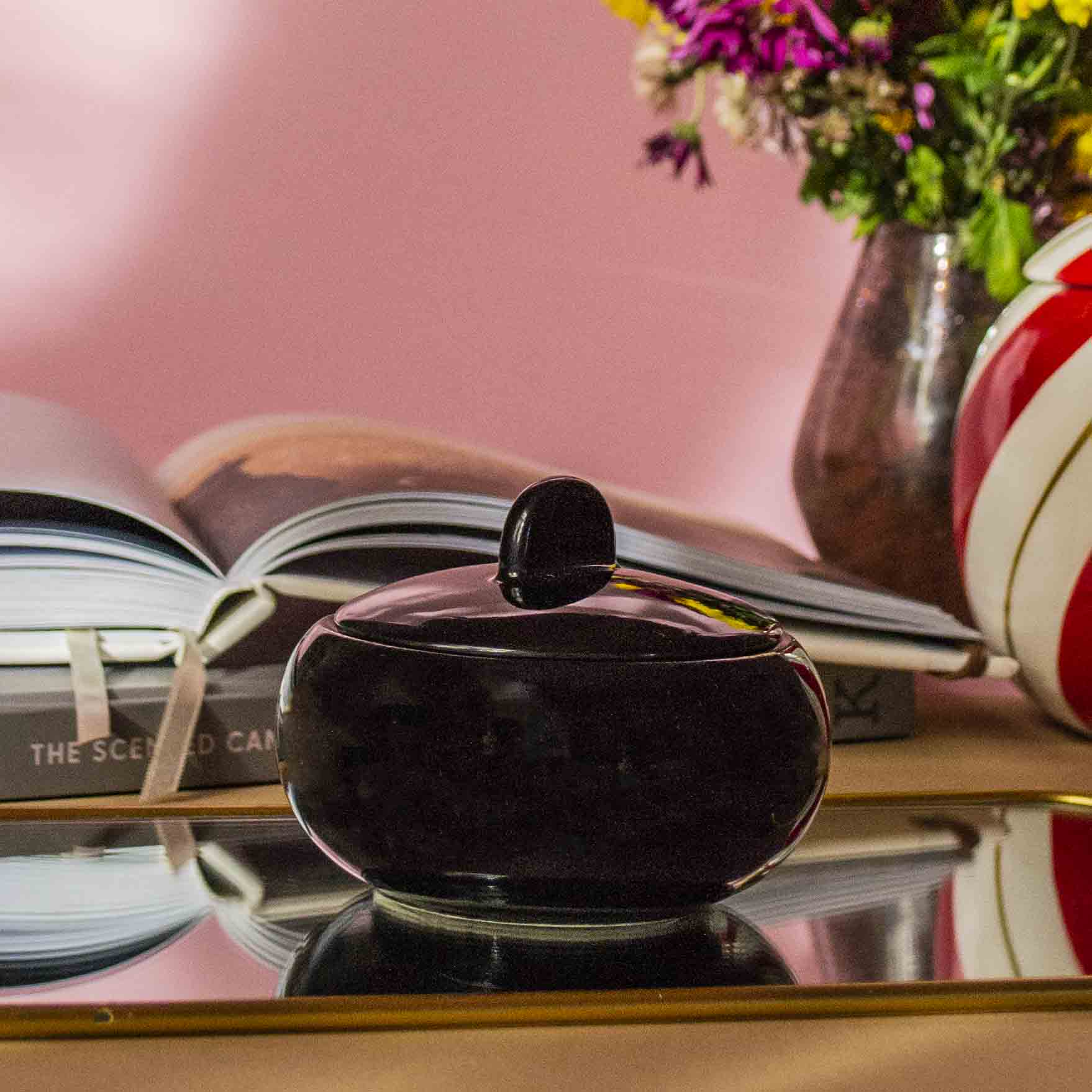 Lumânare parfumată cu Mure și piper negru în vas negru ceramic cu capac - imagine 2