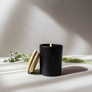 Lumânare parfumată cu Mure și piper negru în pahar Fondant negru mic