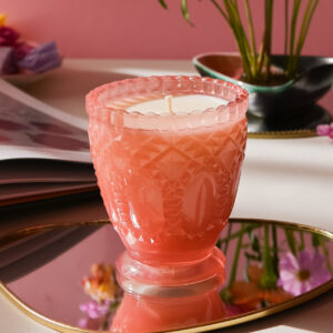 Lumânare parfumată cu Răsfăț Trandafiriu în pahar din sticlă roz