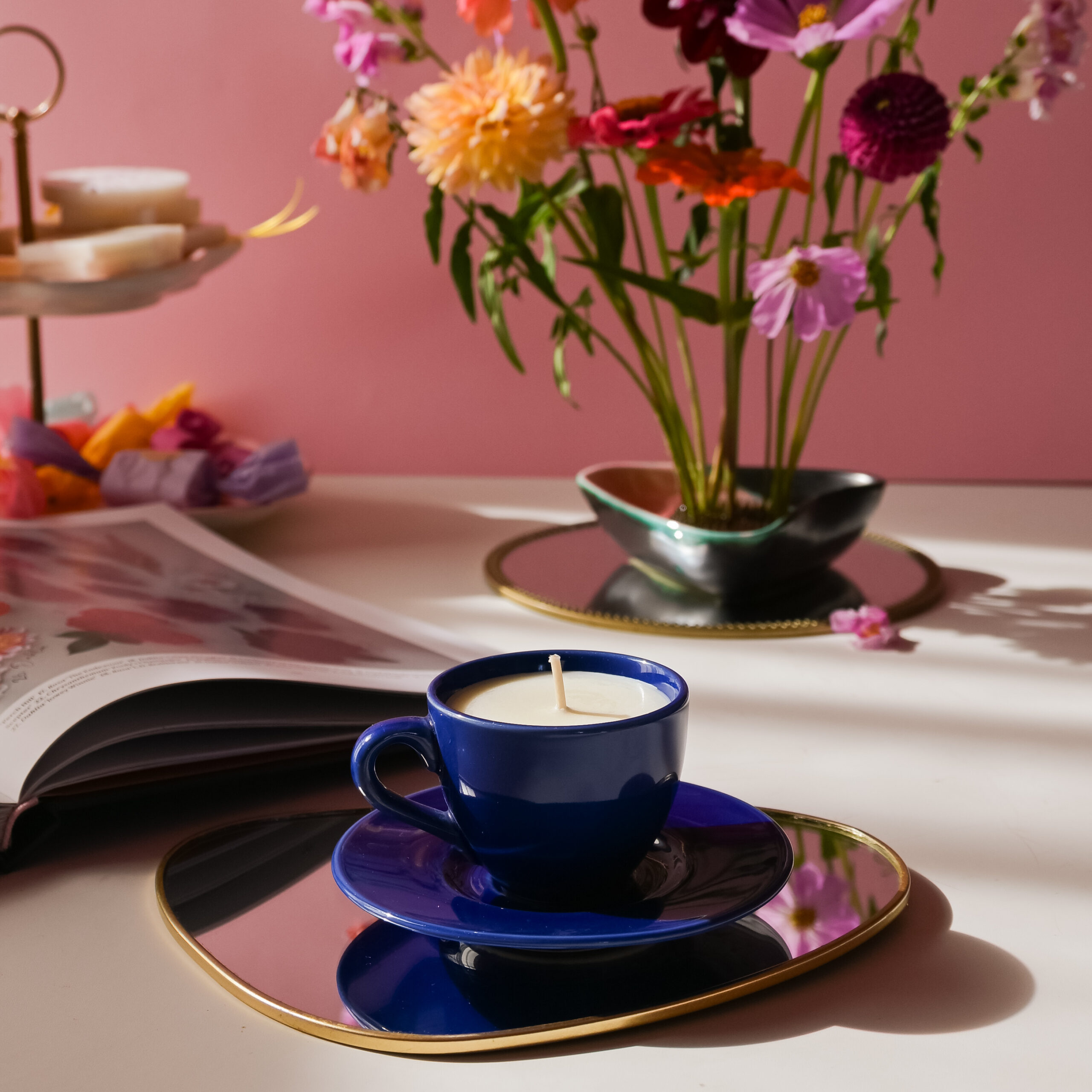Lumânare parfumată în ceșcuță ceramică navy - imagine 2