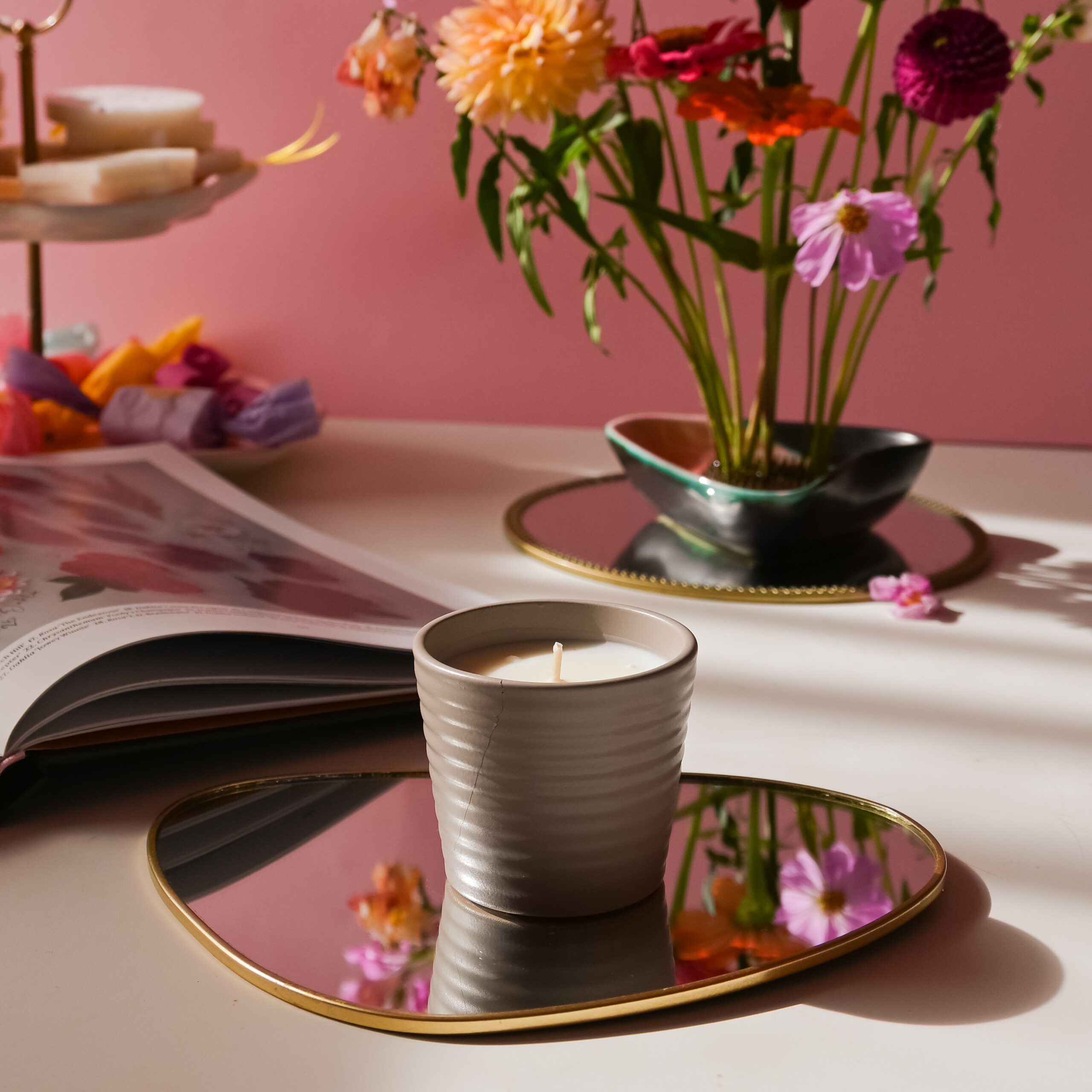 Lumânare parfumată cu Mandarine și santal în pahar ceramic gri