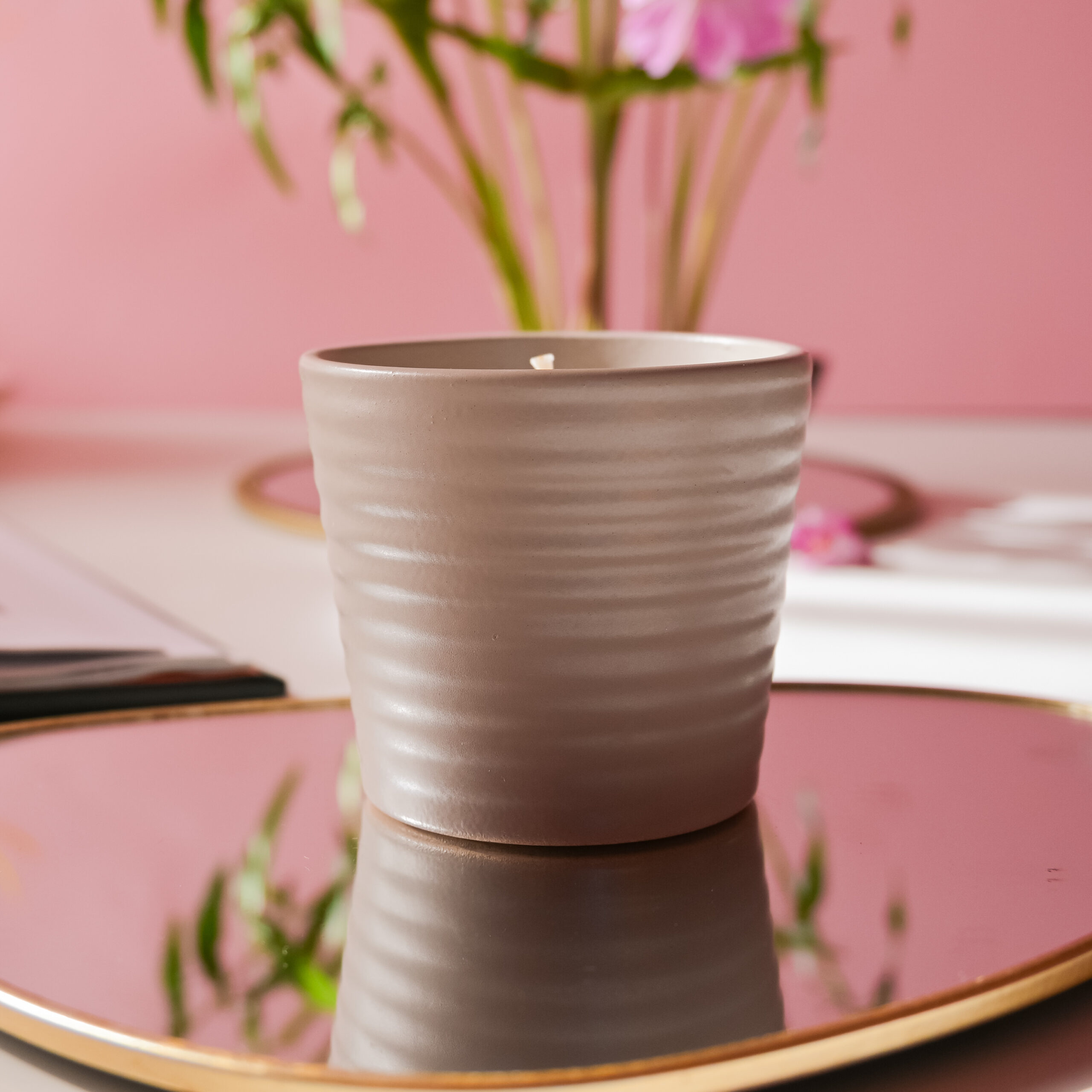 Lumânare parfumată cu Mandarine și santal în pahar ceramic gri - imagine 2