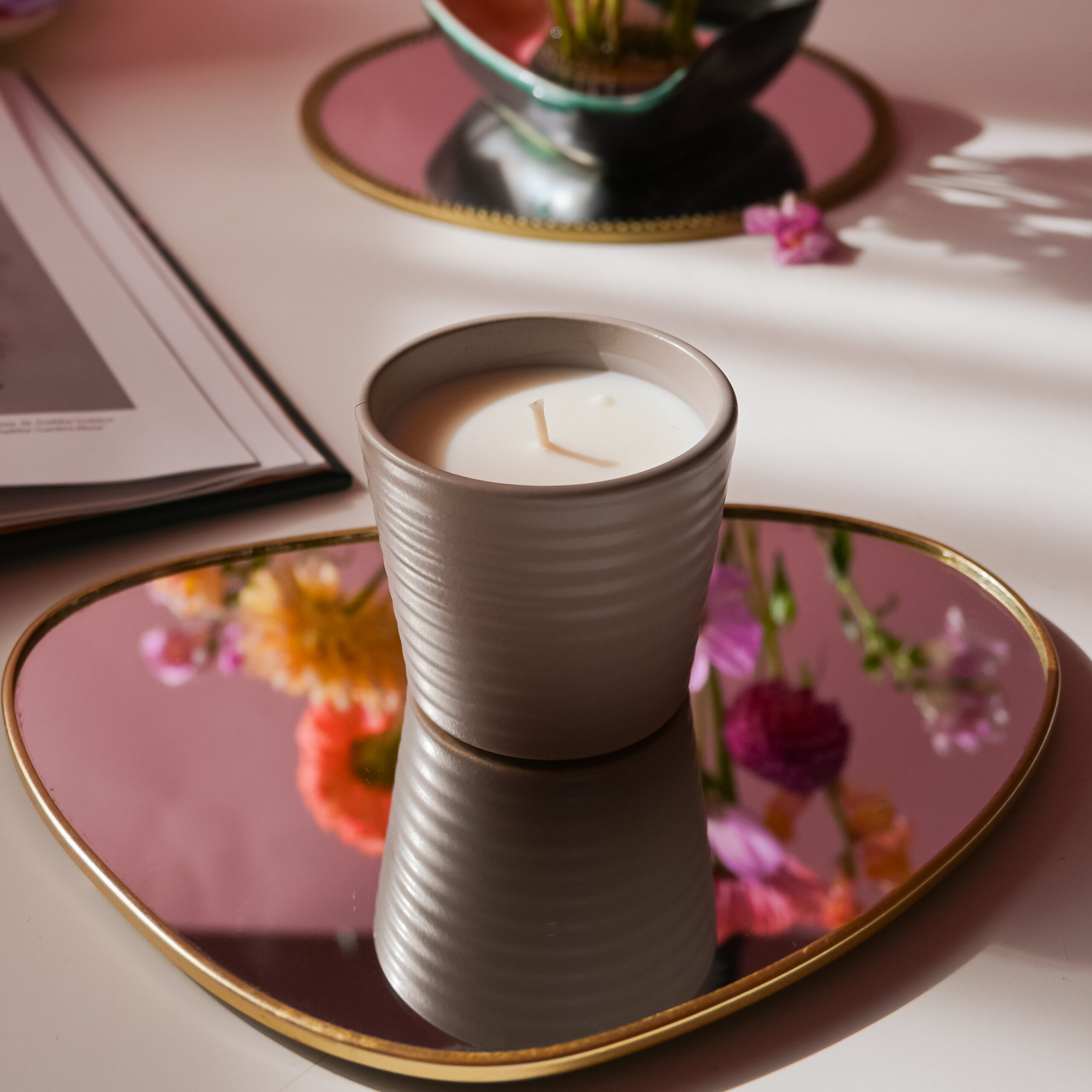 Lumânare parfumată cu Mandarine și santal în pahar ceramic gri - imagine 3