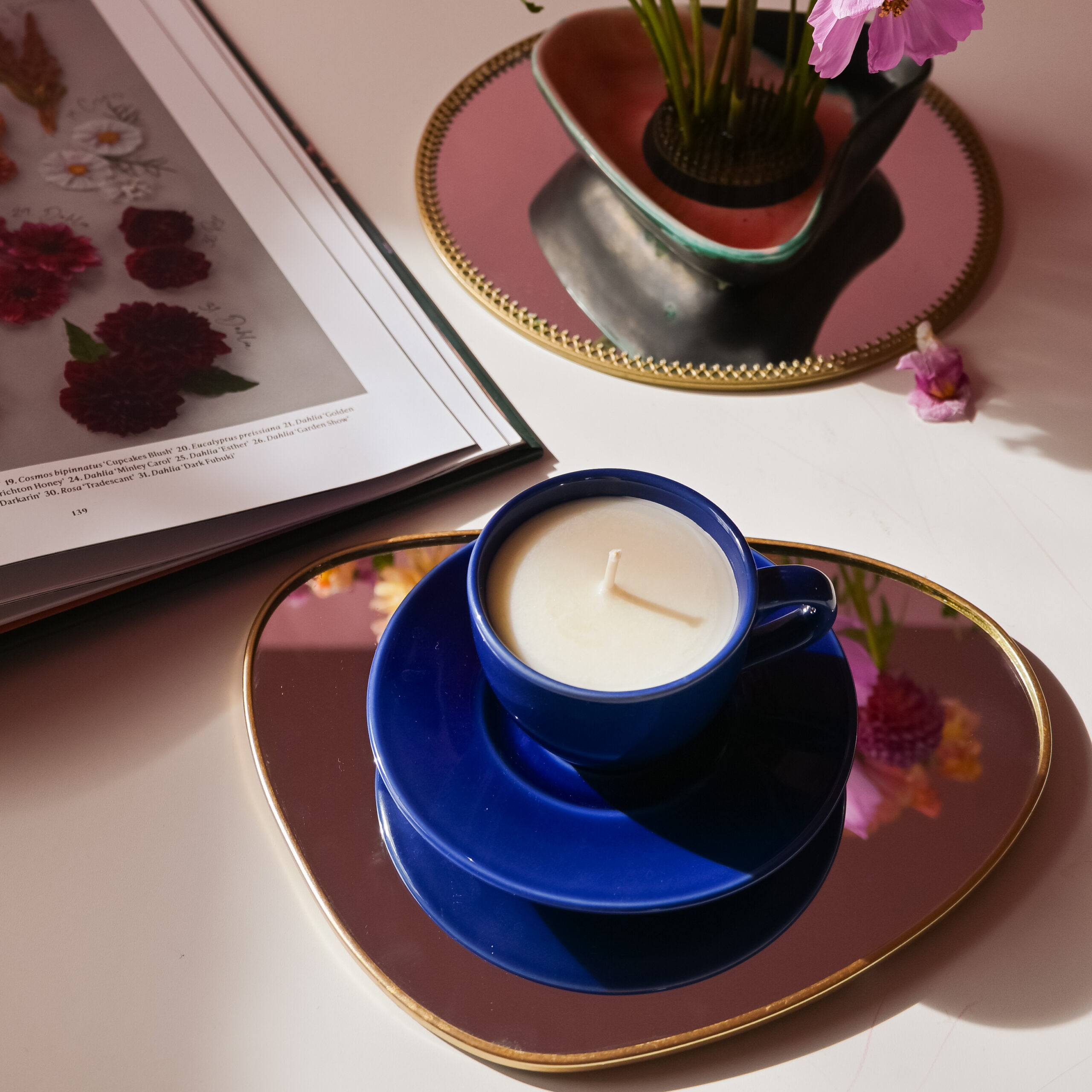 Lumânare parfumată în ceșcuță ceramică navy - imagine 5