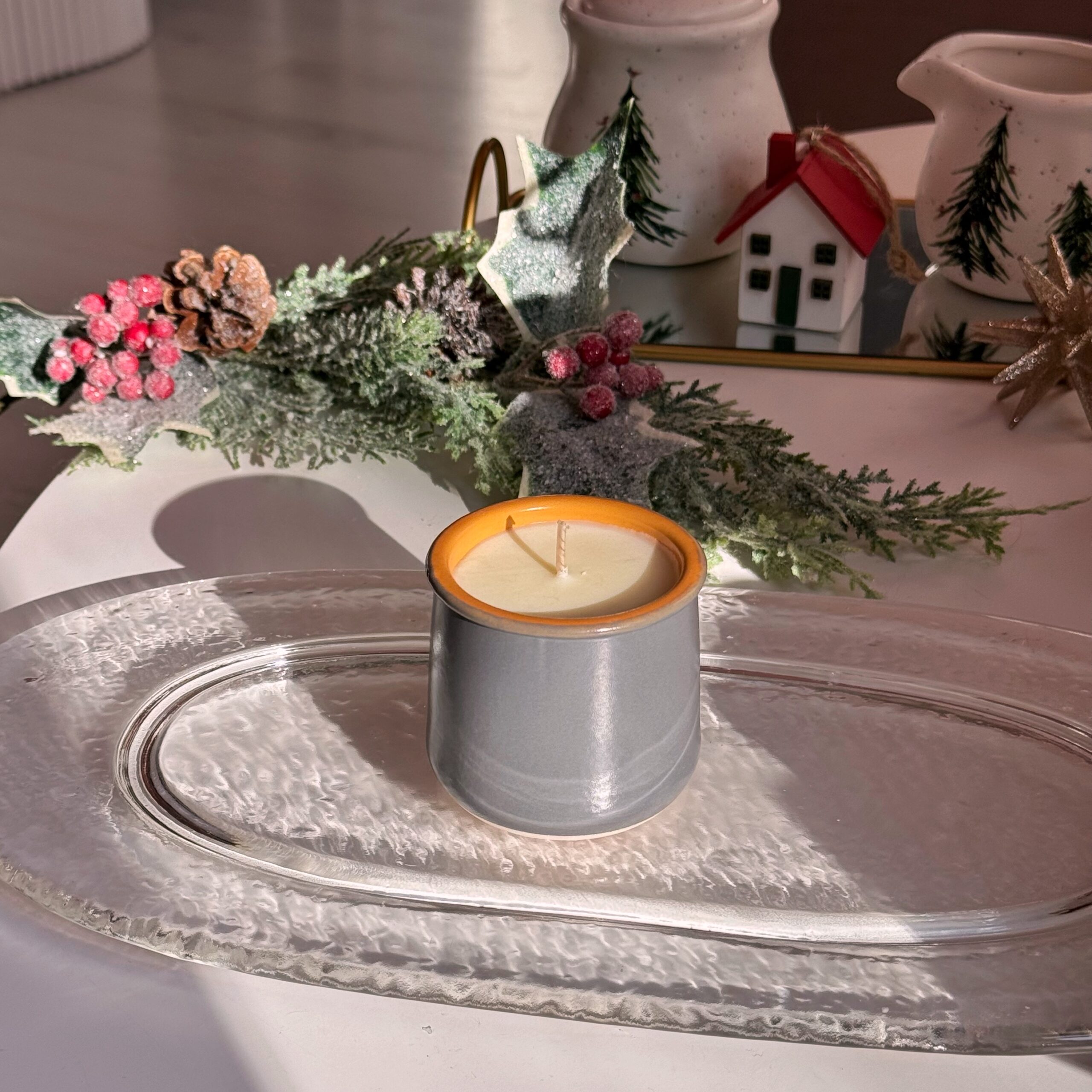 Lumânare parfumată cu Portocale și cuișoare în vas ceramic gri/galben