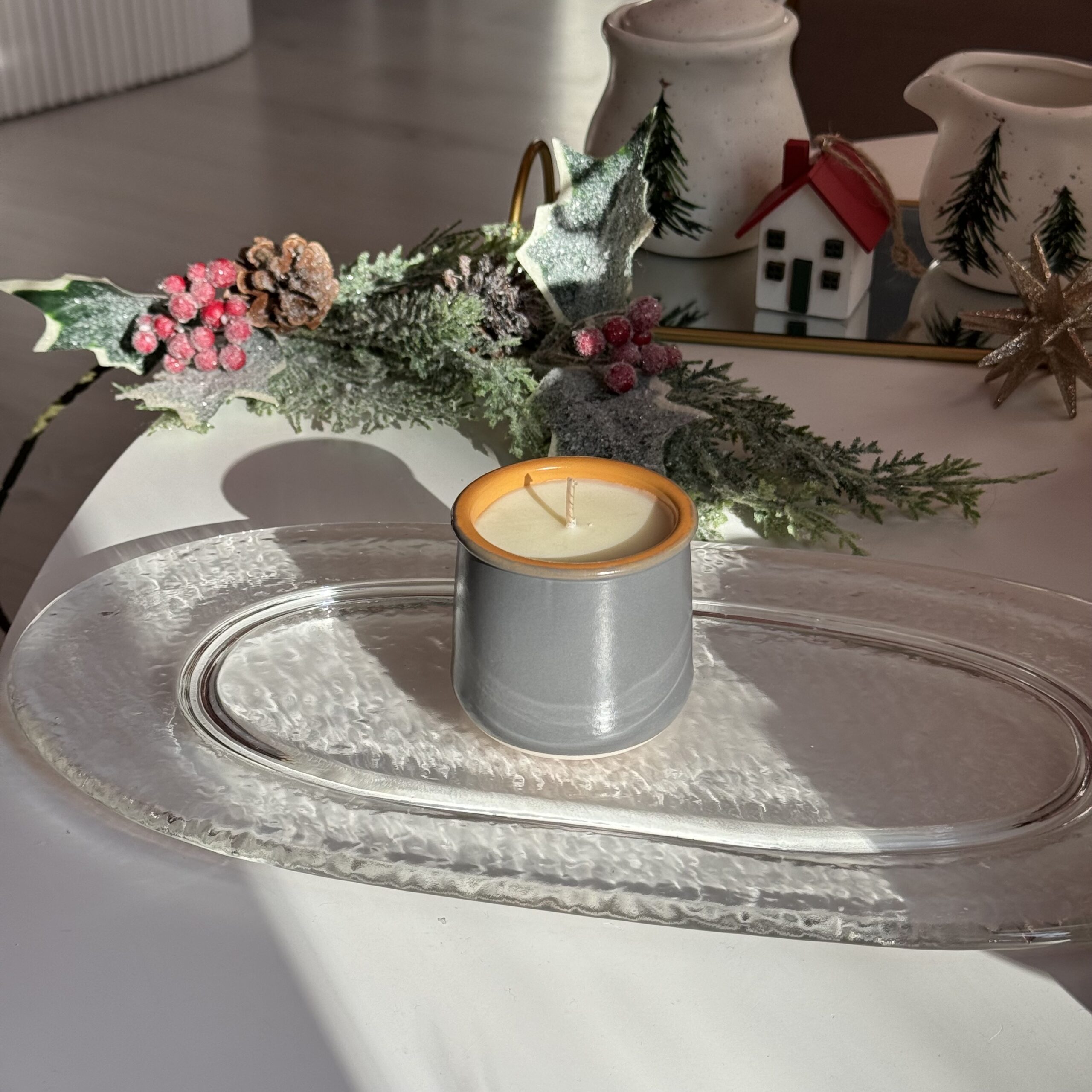 Lumânare parfumată cu Portocale și cuișoare în vas ceramic gri/galben - imagine 5