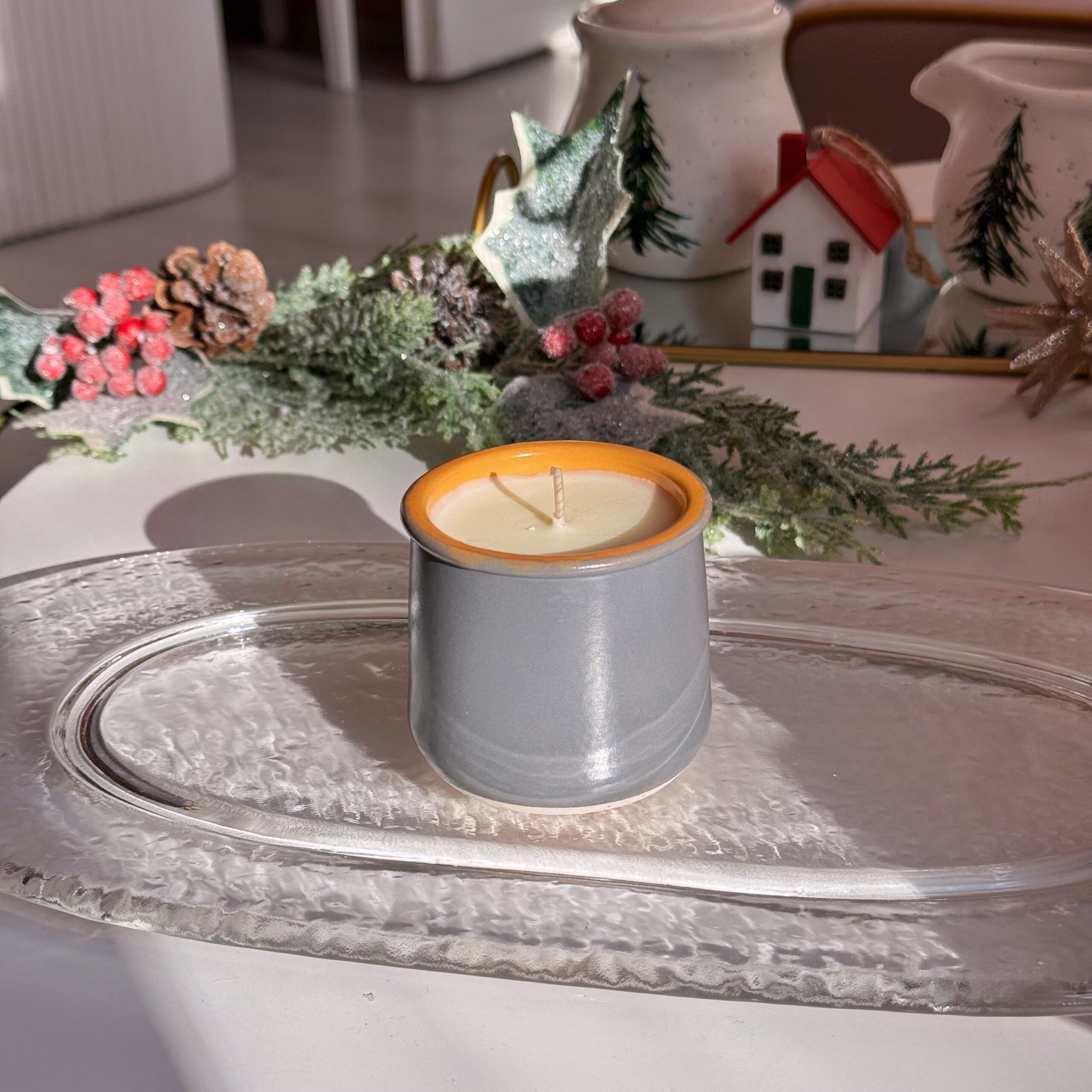Lumânare parfumată cu Portocale și cuișoare în vas ceramic gri/galben - imagine 3