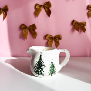 Lumânare parfumată în carafă ceramică cu brăduți