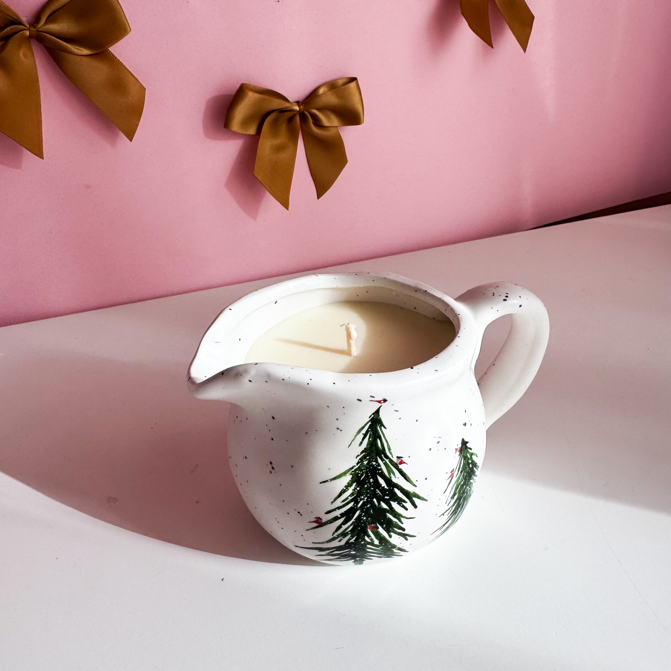 Lumânare parfumată în carafă ceramică cu brăduți - imagine 2