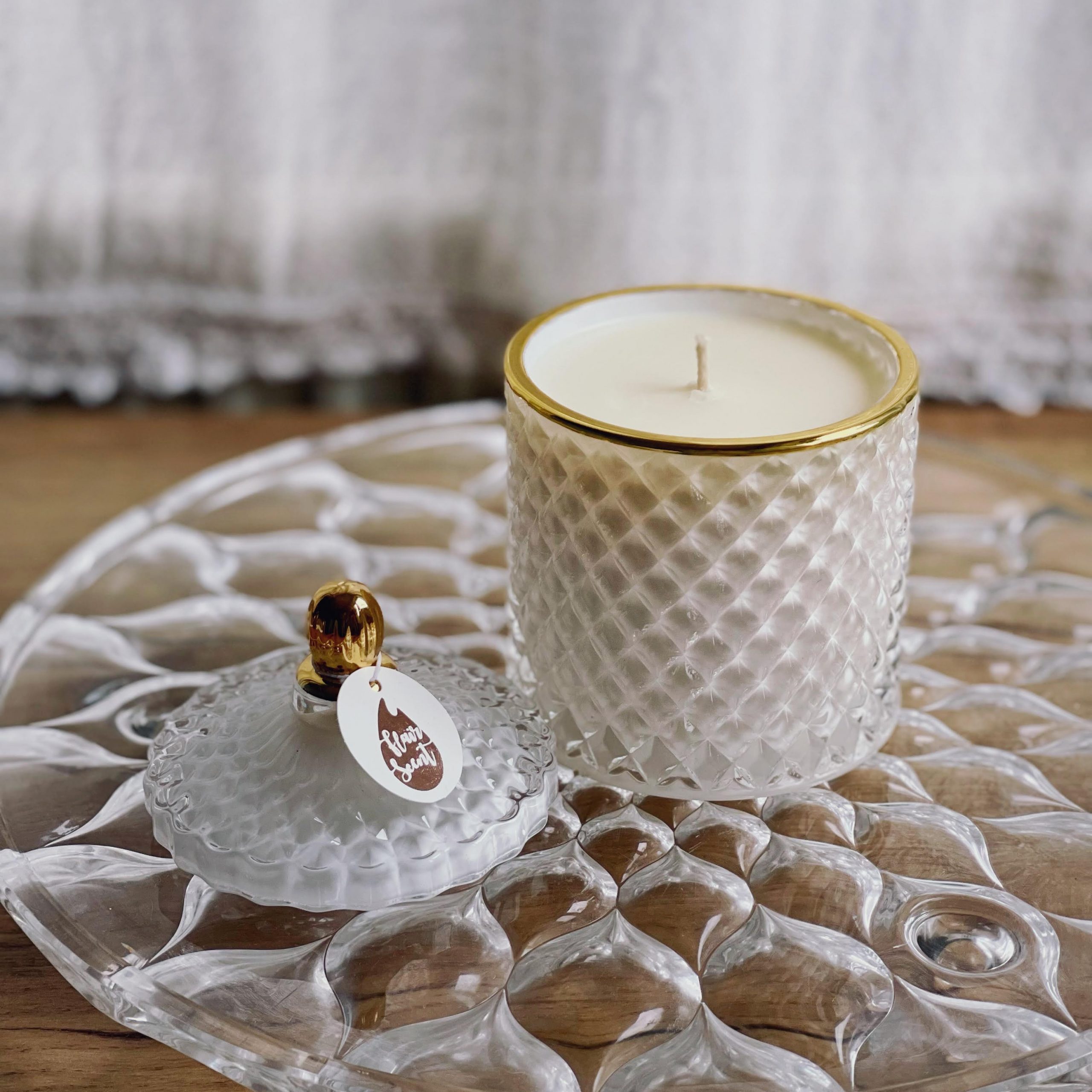 Lumânare parfumată în bombonieră Boem Alb Royal Auriu cu arome de iarnă - imagine 5