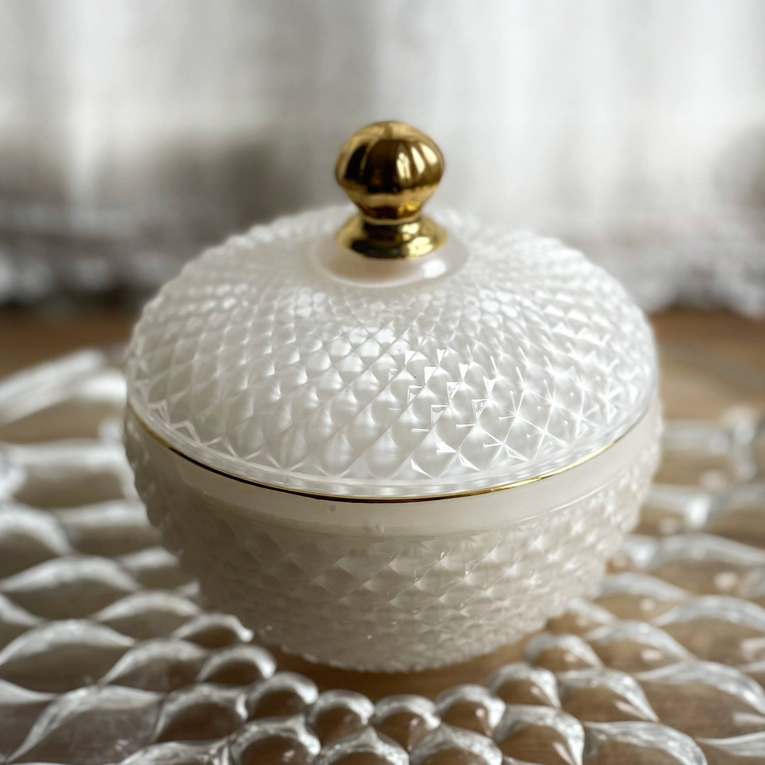 Lumânare parfumată în bombonieră Elegance alb royal - imagine 5