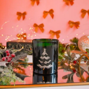 Lumânare parfumată în pahar de sticlă verde cu Brăduț transparent
