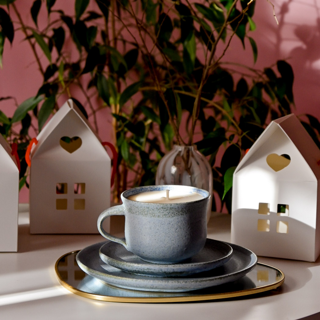 Lumânare parfumată în ceșcuță bleu cu două farfurii