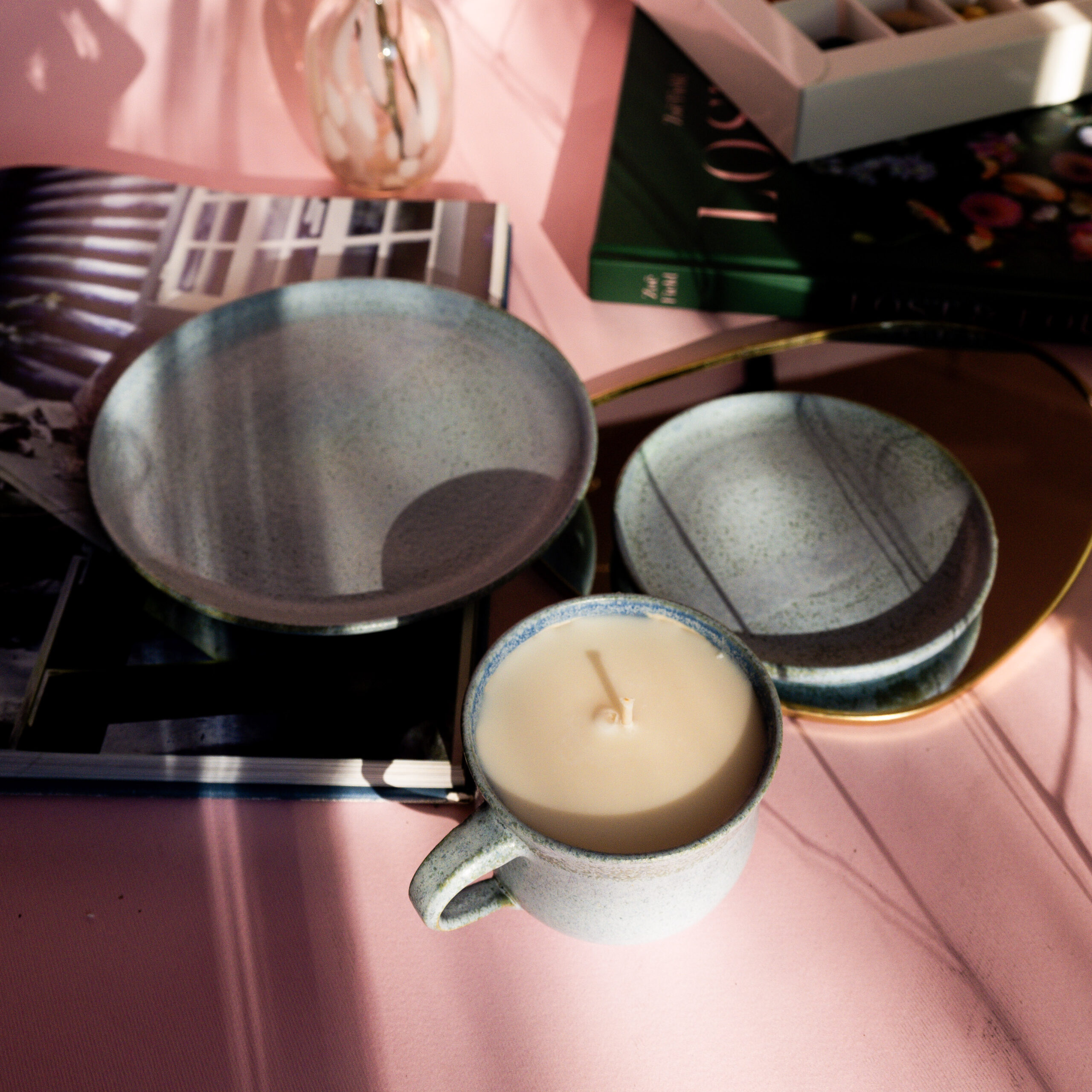 Lumânare parfumată în ceșcuță bleu cu două farfurii - imagine 2